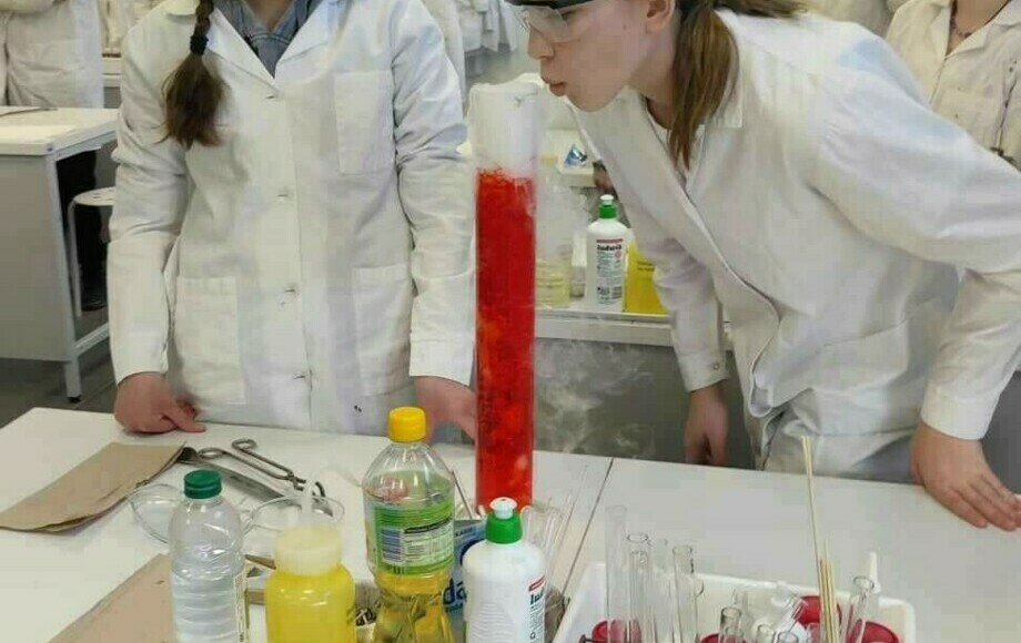 Zdjęcie do Niezwykłe warsztaty chemiczne w Toruniu z udziałem uczni&oacute;w...