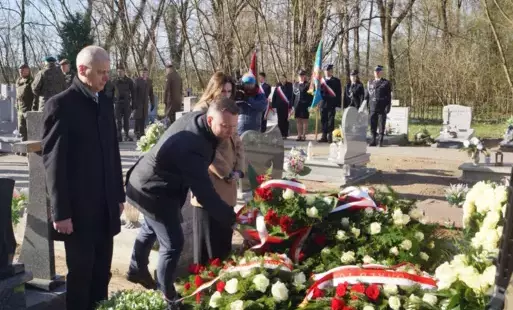 burmistrz składający kwiaty