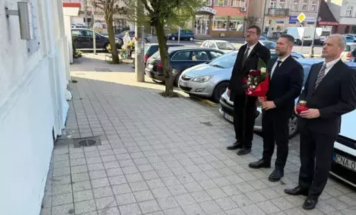 składający kwiaty