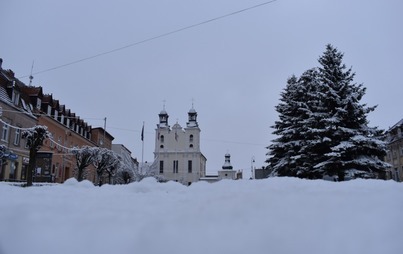 Zdjęcie do Zimowe kadry Kcyni. Ostatnie dni na zrobienie zdjęć przy dekoracjach świątecznych. 