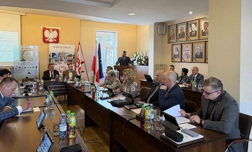 Zdjęcie do XXX sesja Rady Miejskiej za nami. Zabezpieczono środki na remont dachu byłego dworca PKP! 