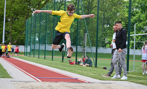 Zdjęcie do Szkoła Podstawowa im. ppor. Marka Uleryka w Dziewierzewie zwycięzcą gminnego tr&oacute;jboju lekkoatletycznego 