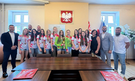 Zdjęcie do Brązowe medalistki z Szkoła Podstawowa im. Jana Czochralskiego w Kcyni u Burmistrza Kcyni