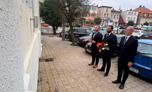 Zdjęcie do 1 września. Kwiaty i znicze na okoliczność 87. rocznicy II wojny światowej. 
